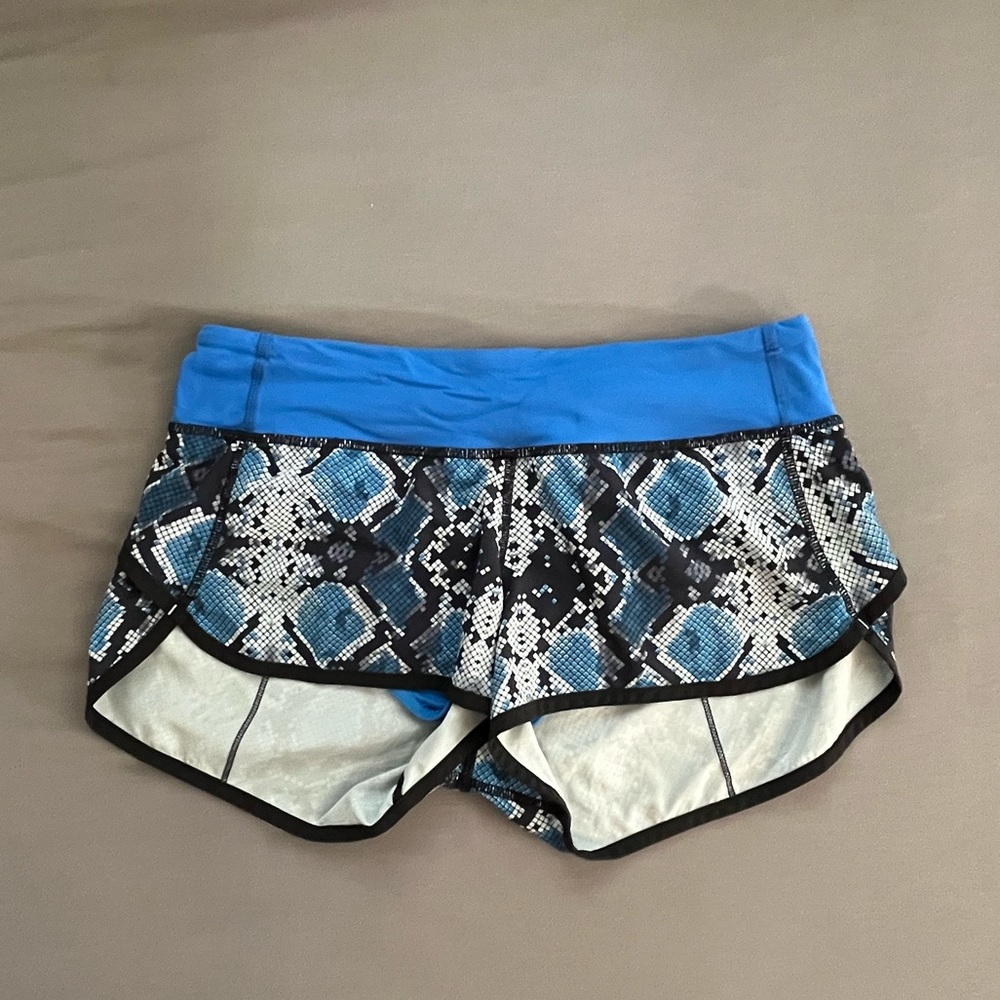 Lululemon Speed Up Low-Rise Lined Short 2.5" in blue snake print